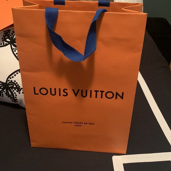 Tall Louis Vuitton shopping bag - Picture 2 of 3